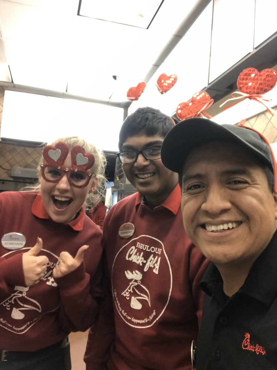 CFABeechmont's tweet photo. Today’s the day!! Happy Valentines Day!🥰

Come in today to get your heart shaped 30 nugget, 10 count minis, or 6 count chocolate chunk cookie trays!!

While supplies last.

#valentinesday #valentine #chickfila #chickfilaanderson https://t.co/rHZbyCVVOi