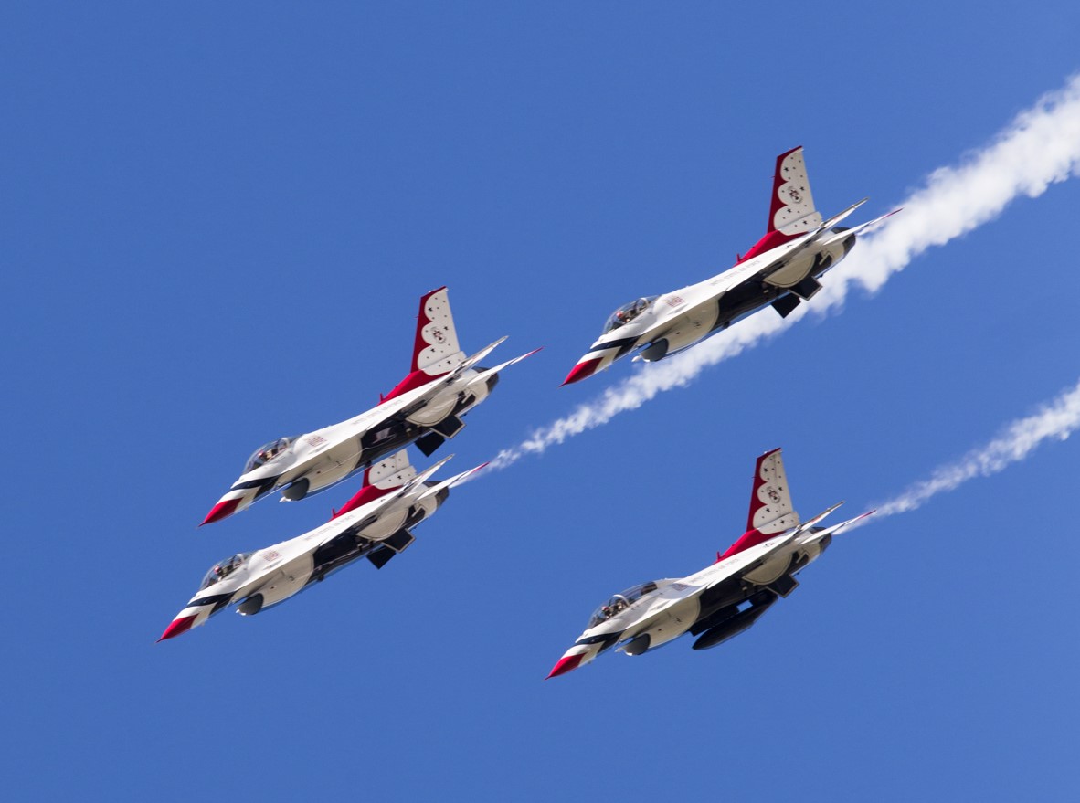 AviOilOutlet's tweet photo. @afthunderbirds last year performing @newyorkairshow. They will be headlining this year's @sunnfun_flyin and surely will not disappoint. If you cant wait until March 31st to see them perform, check them out this Sunday, February 16th,  performing the flyover for the #daytona500. https://t.co/TOs43Yq1l5