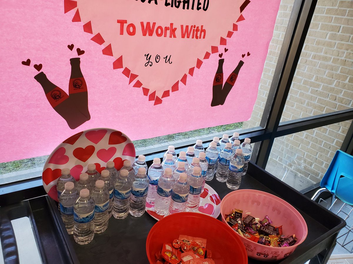 LMartiKISD's tweet photo. Thank you to @KleinISDFood and @LSmithKISD for bringing some love 😍 to the @HildebrandtKISD faculty &amp; staff today! #SunshineCommittee #KleinFamily https://t.co/hmCAERgUtL
