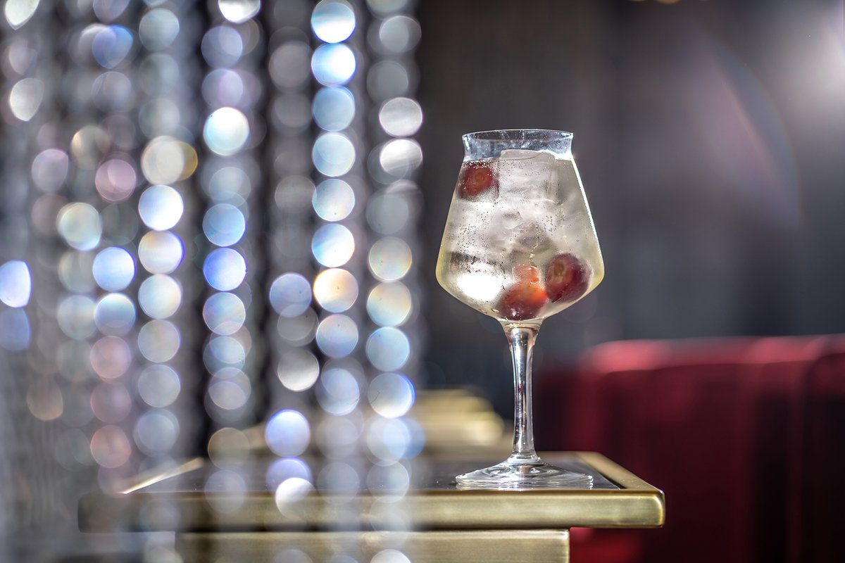hannaleepr's tweet photo. Happy Valentineโs Day. Cheers to love!โ โค๏ธ
โ
#happyvalentinesday #valentinesday #vday #cocktails #craftcocktail #cocktailoftheday #cocktailwithaview #drinks #hannaleepr #HLCclients https://t.co/APyBqAmM8N