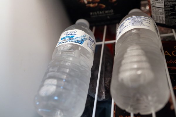 Памятка о святой воде. Святая вода как использовать дома. Святая вода в храме. Святая вода как использовать дома. Освящение воды в храме.