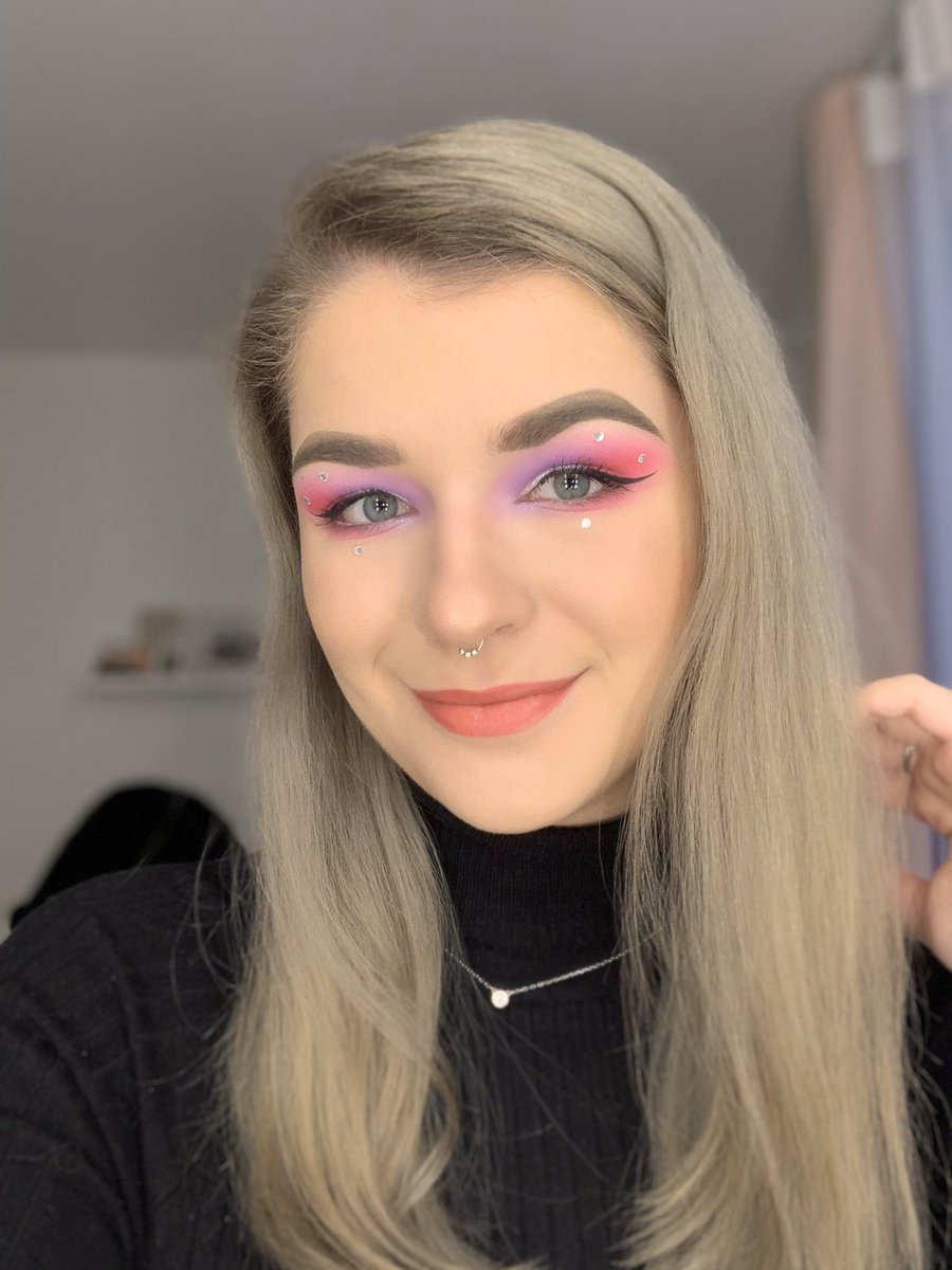 TheEvasStyle's tweet photo. It’s been a while but here’s my V-day make up look 🥰

I uses the @beautybay x mmmitchell palette 🤩

#beautybay #mmmitchell #makeup https://t.co/ZetXToGVpF