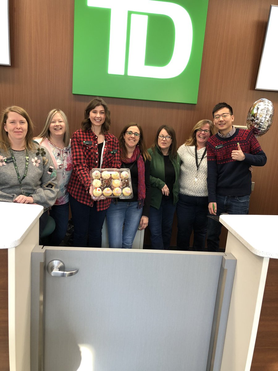 A well deserved Valentine’s Day treat for this team! #cupcakes #teamawesome <a href="/BoZhang222/">Bo Zhang</a> @DylanTufford_TD <a href="/KelleyDaamen/">Kelley Daamen</a> <a href="/RebeccaMcGaghey/">Rebecca McGaghey</a> <a href="/ScurrySheri/">Sheri Curry</a> <a href="/EdwardXu321/">Ed.Xu</a>