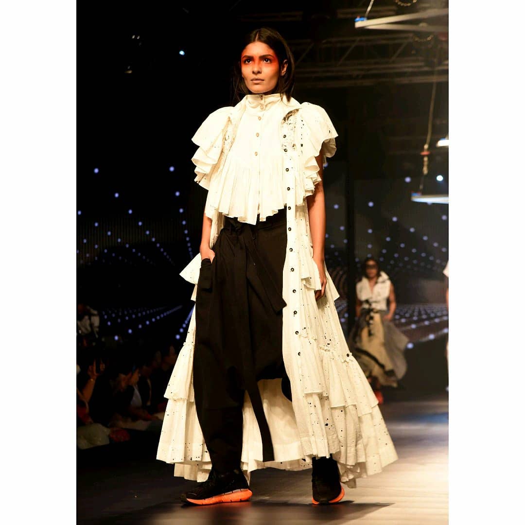 Trends spotted at #cholathelabel at @LakmeFashionWk
Drill detailed shirt 
Double layered jacket 
.
.
#LfwSR2020 #LakmeFashionWeek #FeminaAtLFW