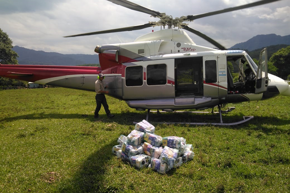 El Gobierno asiste vía aérea a parajes afectados en el norte provincial. <a href="/MinDSocialSalta/">Ministerio de Desarrollo Social de Salta</a> <a href="/seguridad_salta/">Ministerio de Seguridad de Salta</a> y <a href="/MinSaludSalta/">Ministerio de Salud Pública de Salta</a> trabajan en la asistencia en parajes que se encuentran aislados en el norte provincial. Se entregaron provisiones alimenticias. 
▶️bit.ly/2SpSAIS