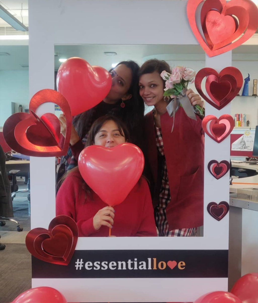 emc_usa's tweet photo. Roses are red πΉ
Violets are neat β‘
We always celebrate #essentiallove β£οΈ
Because our team is hard to beat π€
Cheesy rhymes aside, Happy #ValentinesDay ! https://t.co/IuLs9whBQo