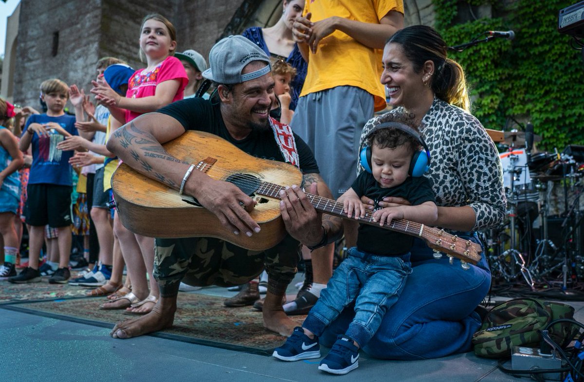 Spread a ton of love today, y'all. Lean in!! Everybody oughta hug or kiss somebody, at least once a day. It runs in our blood. Because we're human!! 
⠀⠀⠀⠀⠀⠀⠀⠀
Sending much love to you and yours today and every day! #lifeisbetterwithyou #HappyVday #ValentinesDay #vday