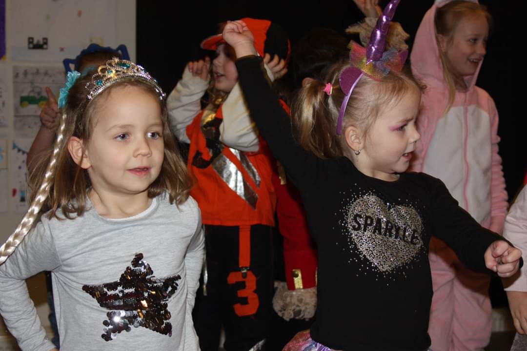 obsdesaller's tweet photo. #Carnaval op @obsdesaller. Leuke optredens. Gezellige spelochtend. Wat een feest! De school was fantastisch versierd. Ouders bedankt. https://t.co/2bnc3MpLR8