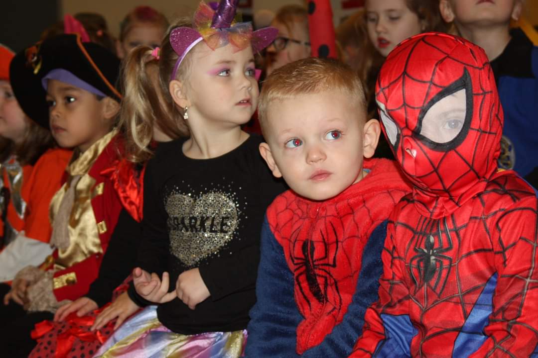 #Carnaval op <a href="/obsdesaller/">OBS De Saller</a>. Leuke optredens. Gezellige spelochtend. Wat een feest! De school was fantastisch versierd. Ouders bedankt.