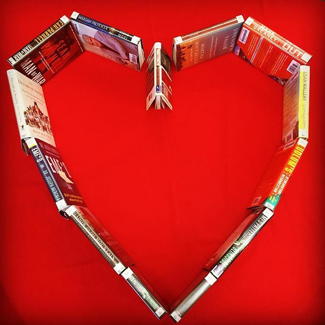 LibraryJohnson's tweet image. We got the best valentine’s gift today– new books! #happyvalentinesday #booklove ift.tt/2ORHrys