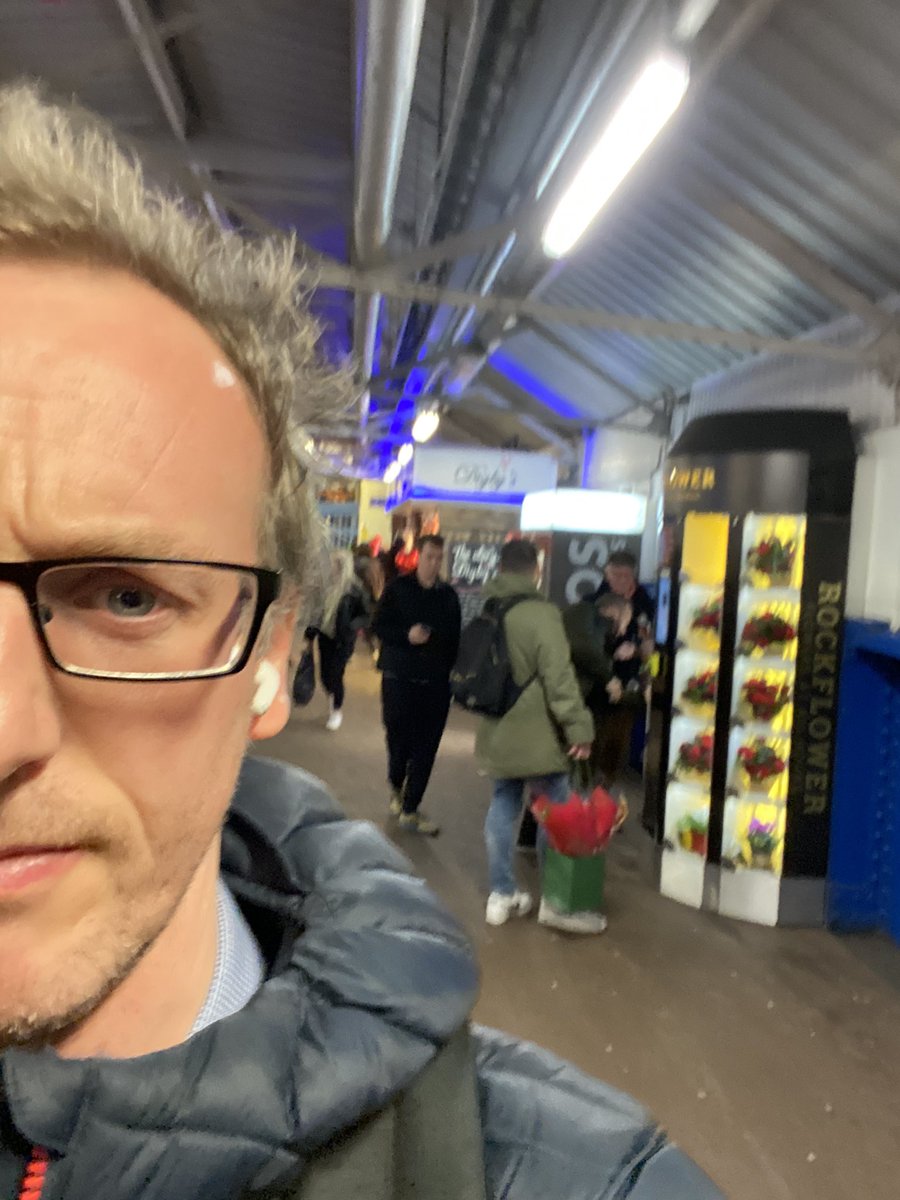 iHarlandos's tweet photo. YES LADS #ValentinesDay #FlowerVendingMachine https://t.co/pyCqowL9ZR