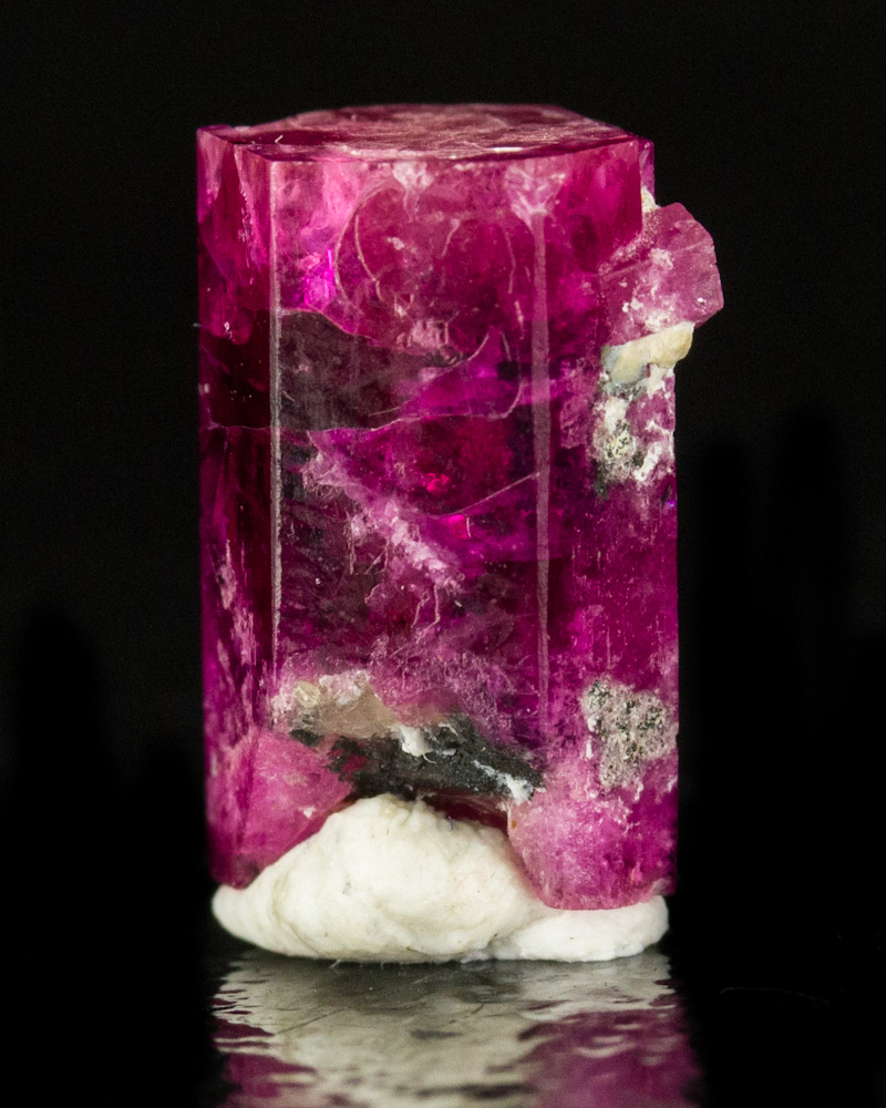GemstoneRefined's tweet photo. Bixbite is known for its healing and soothing properties, breaking down intolerance and prejudices. It helps bring grace, harmony, and compatibility in relationships as well as relieve depression &amp; grief #gem #gems #gemstone #gemstones #gemlover #crystal #healing #bixbite #beryl https://t.co/OhTgYDRSLe