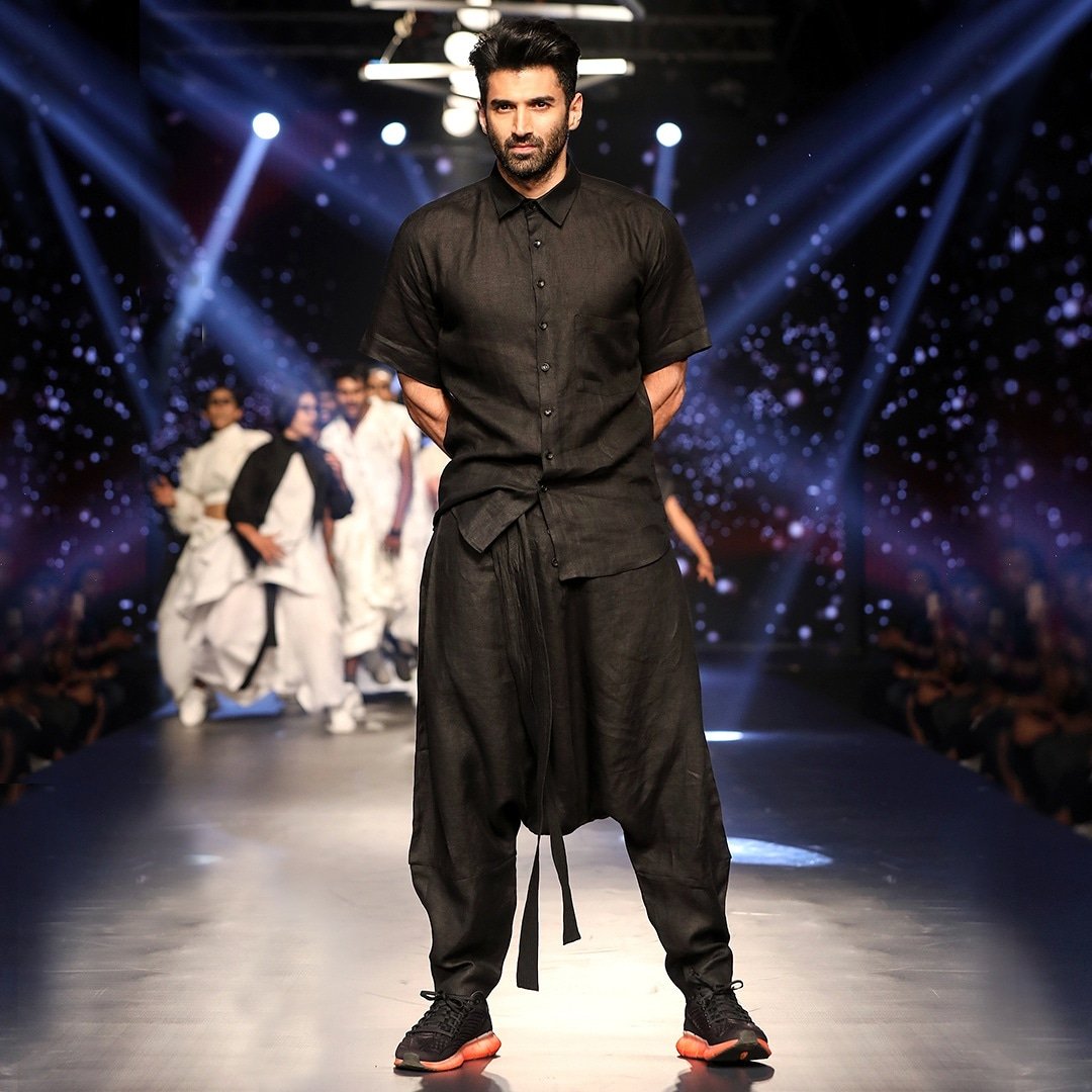 #adityaroykapur as the showstopper for @reebokindia's Reebok Zig Kinetica with #cholathelabel at #LFWSR2020

@ReebokClassics
#SportTheUnexpected #ZigKinetica #LFW #LakmeFashionWeek #5DaysOfFashion #20YearsOfLFW #BetterIn3D #ReebokAtLFW