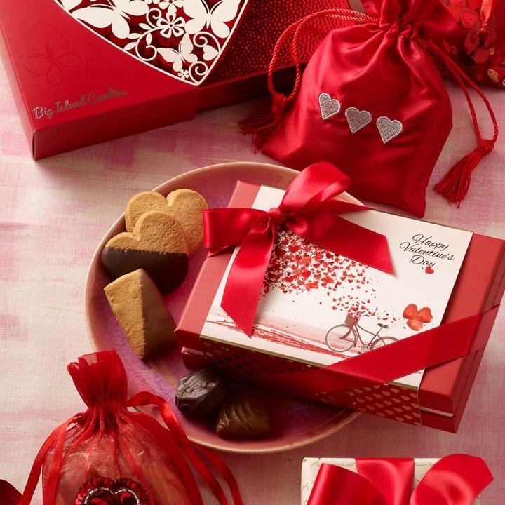 MaunaLaniPoint's tweet photo. Valentine's day = always made better with cookies. Lots of cookies. Agree? Drop a comment down below with your favorite kind of 🍪Photo- Big Island Candies

#cookies 
#beach #vacay #wanderlust #beautifuldestinations #travelgram #hawaii #gohawaii https://t.co/y3P0psj0SL