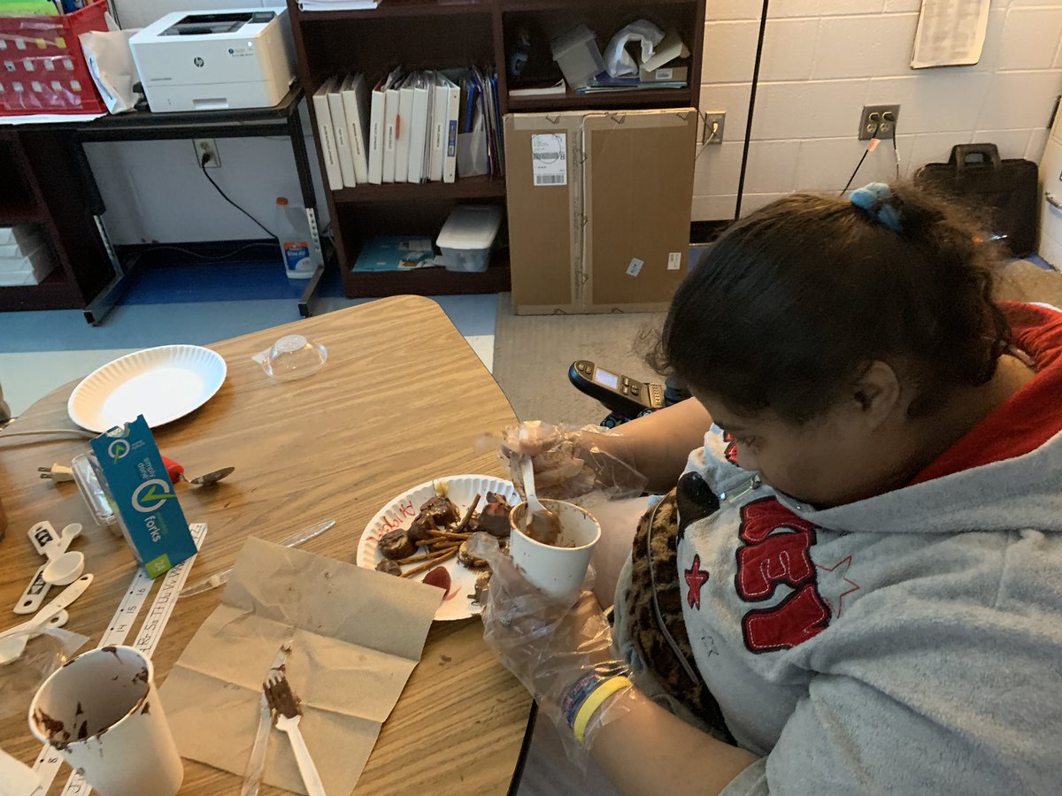 KMendezAHS's tweet image. #FUNctionalFridays #valentinechocolates #healthysnacks