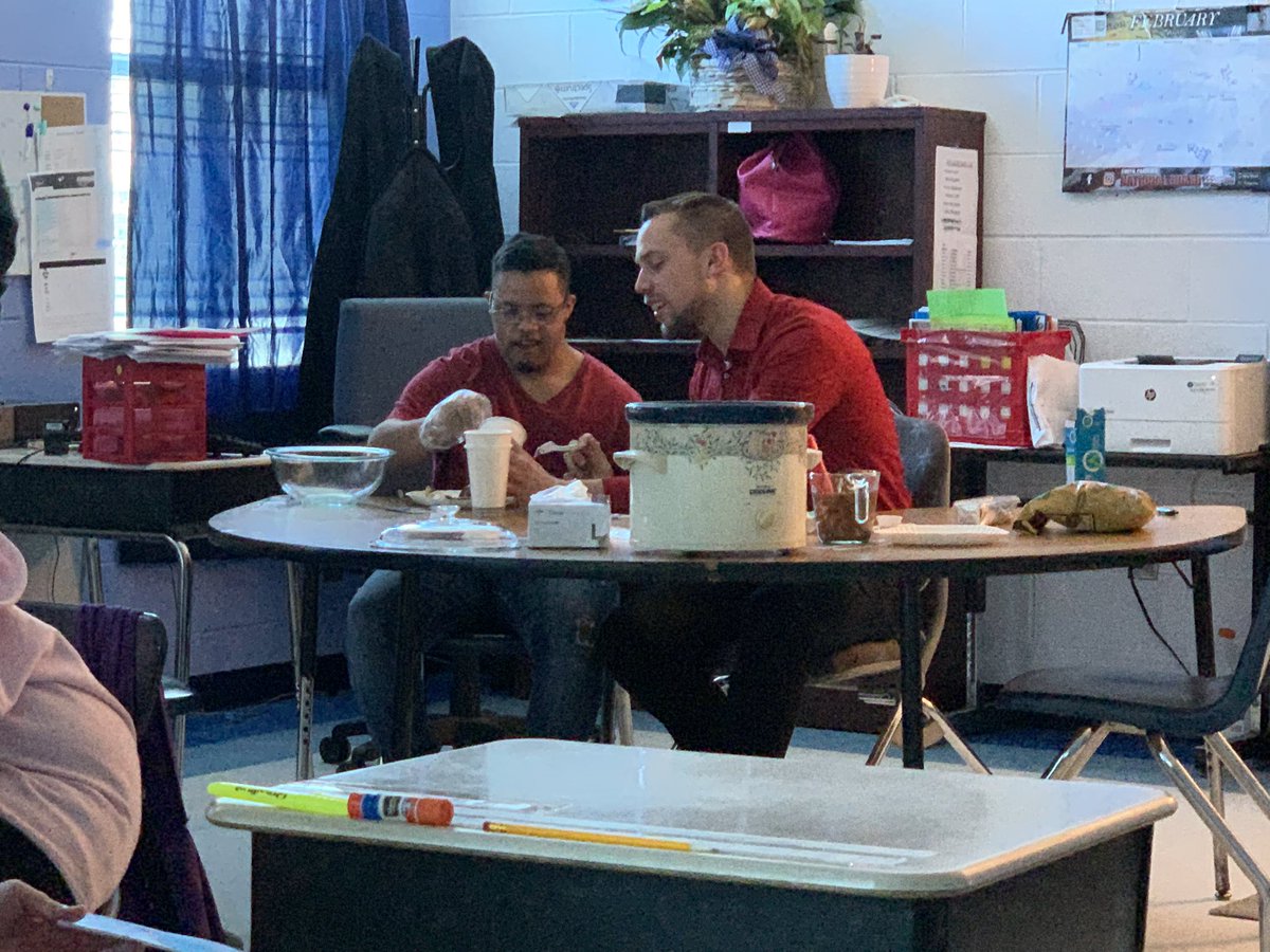 KMendezAHS's tweet image. #FUNctionalFridays #valentinechocolates #healthysnacks