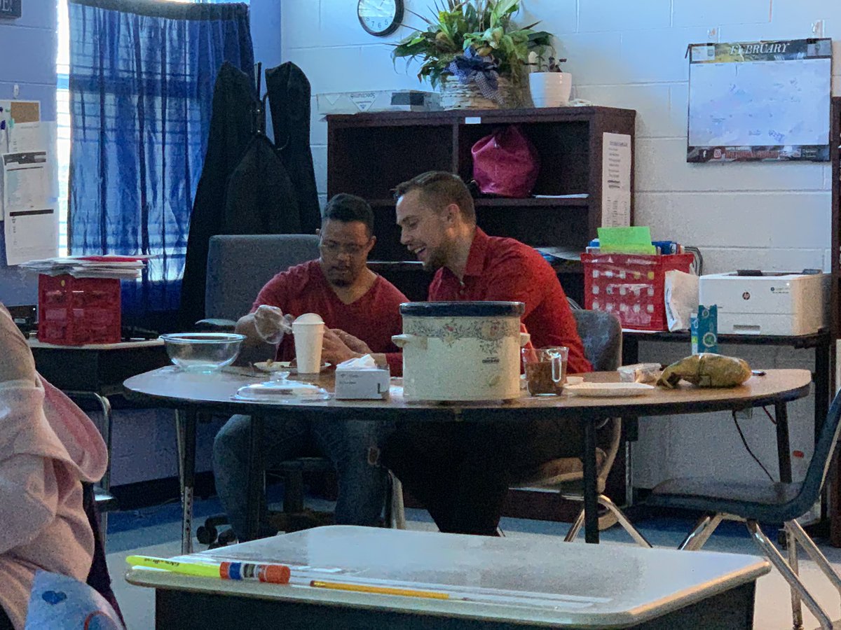 KMendezAHS's tweet image. #FUNctionalFridays #valentinechocolates #healthysnacks