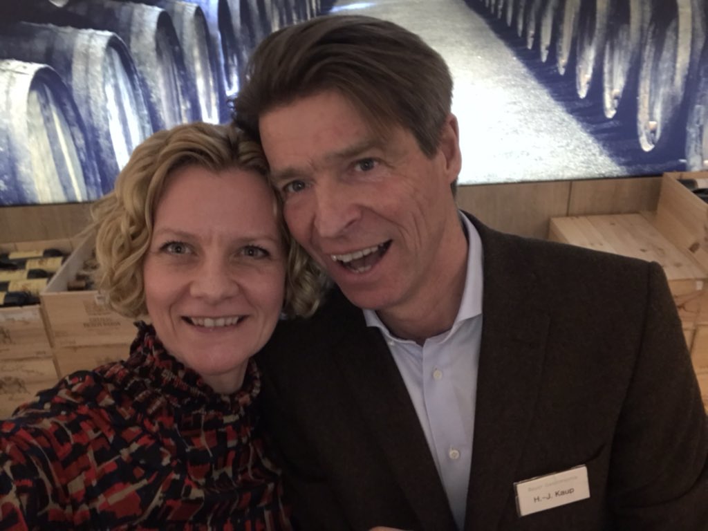 ptraluh's tweet photo. Ein wunderbarer Start ins WE: Weinprobe im @Bayer Weinkeller 🍷 Heute geht’s um Portugal. Danke an Heinz-Jürgen für die launige Präsentation 🥳 Viele Weine kannte ich noch nicht &amp; eine Weinprobe mit Freunden macht immer Spaß 🤗👯‍♀️ https://t.co/JsNqP1rIK7