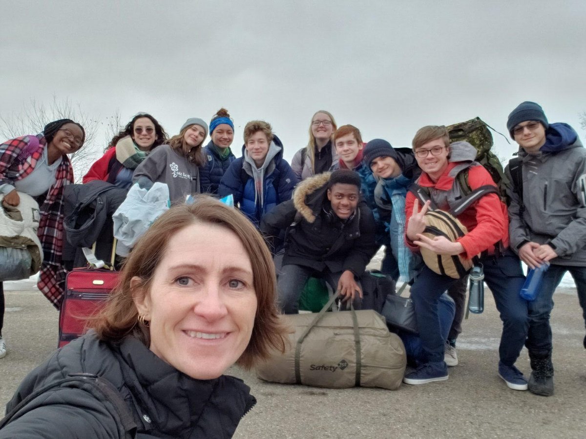 ELV_lethbridge's tweet photo. Les élèves de 10e à 12e année de ELV @CSFrancoSud au départ vers @UAlberta pour participer au @TeamUPScience 
C'est une organisation qui offre à tous les jeunes une sensibilisation et un accès aux sciences.
Merci Mme Rebecca: quelle opportunité incroyable! https://t.co/BErCKYlCa1