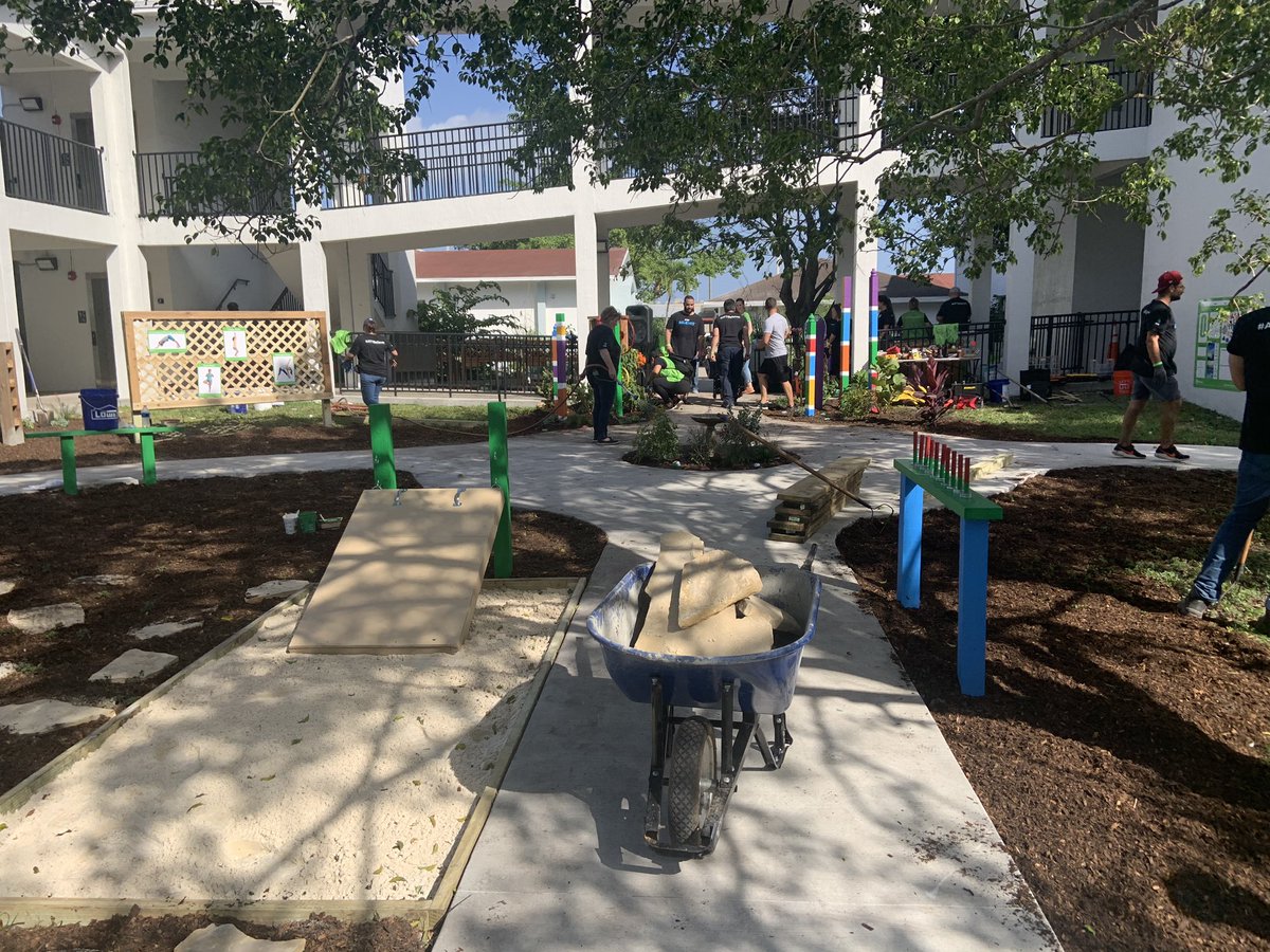 phinatic4life's tweet photo. Feels great to help out in your community and beautify Beacon College Prep #ATTBelieves #BelieveMiami #tuproud #LifeAtATT #MiamiBCSS #ittakesTU #ATTimpact https://t.co/AhlNFYBPiW