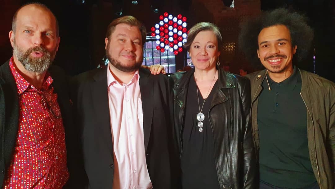 Vakavasta ja tärkeästä aiheesta huolimatta halailuunhan se juontajan kanssa päättyi💖 En muista käytinkö ilmaisua "kiimainen ori kukkapellossa vai ori kukkapellossa" lähti vähän lapasesta 💖😂
Töllöt auki kanavalta YLE TV1 21.05 jos rakkauden JB, yksinäisyys tai halit kiinnostaa!