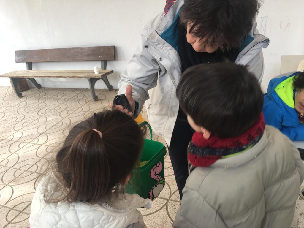 ETomillar's tweet photo. ECOESCUELA.
Ya empezó a trabajar la Ecopatrulla del Tomillar.  Cuidamos de que nuestra escuelita esté ecoconfortable. Colaboramos con encargad@s de clase en detectar usos innecesarios de luces, aguas.. Supervisamos los residuos. Recogemos y pesamos el compost. https://t.co/IZw0H3gssp