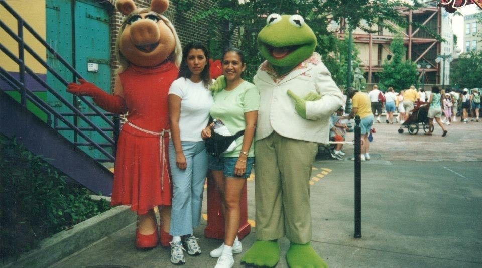 DefunctArchives's tweet image. Did you ever see the Muppet characters walk around? This picture of Kermit and Miss Piggy was taken somewhere between the 1990s-2002. Source: Laura G