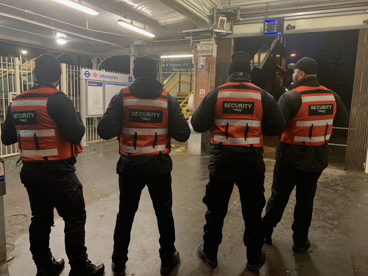 _REEDESIGNS's tweet photo. Great to see @ResponsecLtd security team at #WandsworthCommon station tonight. https://t.co/phN24rH0w1