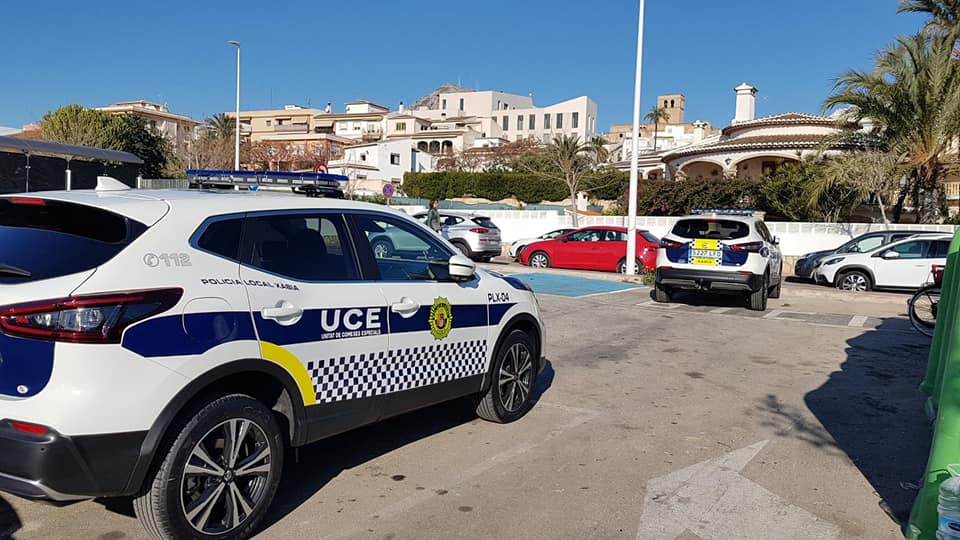 ANDACAR2000SA's tweet photo. Nueva entrega para la policía local de xávia,bonita localidad Alicantina que se encuentra en la punta más entrante del mar de la costa este.Desde hoy ponemos un granito más para la solidez de la ciudadanía.
  Andacar &amp; Baysan garantia de seguridad y confianza .@Best_of_Javea https://t.co/O89bwY5RHC