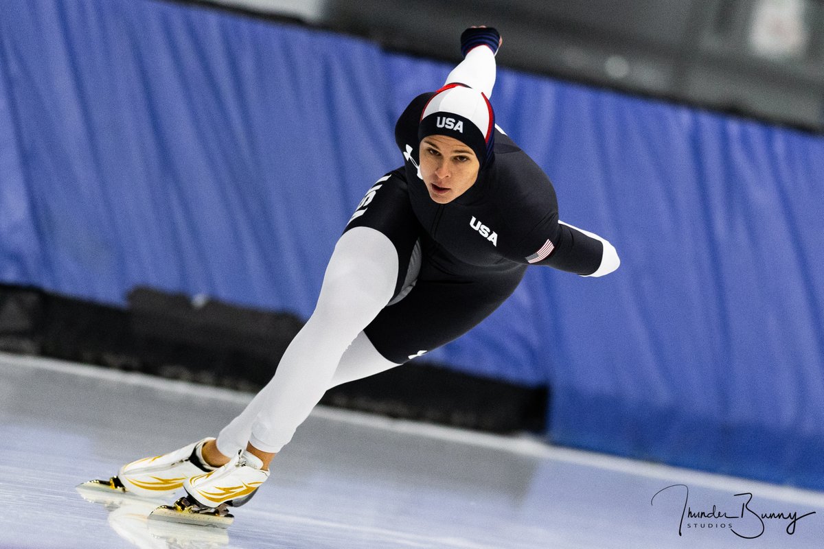 USSpeedskating's tweet image. The US women take the stage today in the Ladies Team Pursuit at 4pm (MT), then @BrittanyBowe @ErinJackson480 and #KimiGoetz race the 500m at 5pm (MT)! @TeamUSA 
🇺🇸👏❤️🎉

#WorldSingleDistanceChamps #2020WSD @UtahOlympicOval @StateofSport @ISU_Speed 

Watch LIVE on @NBCSportsGold