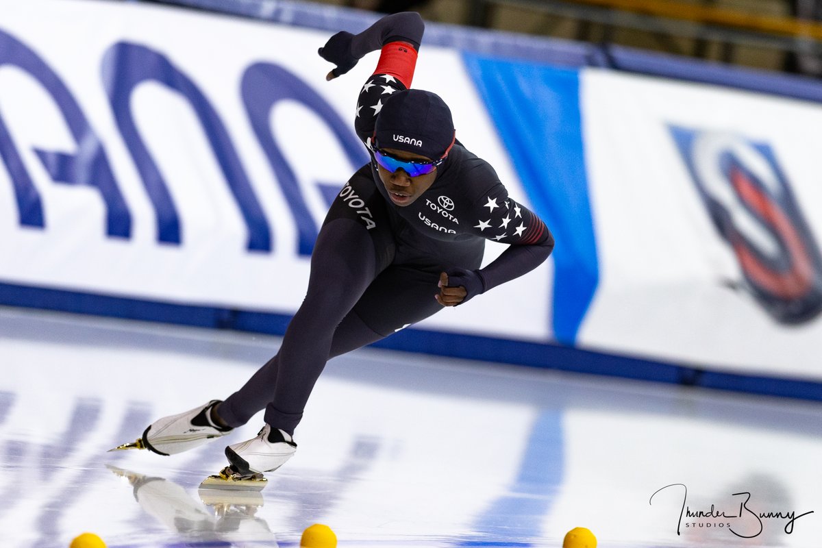 USSpeedskating's tweet image. The US women take the stage today in the Ladies Team Pursuit at 4pm (MT), then @BrittanyBowe @ErinJackson480 and #KimiGoetz race the 500m at 5pm (MT)! @TeamUSA 
🇺🇸👏❤️🎉

#WorldSingleDistanceChamps #2020WSD @UtahOlympicOval @StateofSport @ISU_Speed 

Watch LIVE on @NBCSportsGold