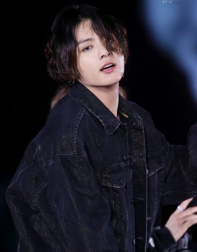 vioIinvante's tweet photo. 🔞 jungkook coming for our necks: 
a dangerous thread https://t.co/mr5UJWwcRC