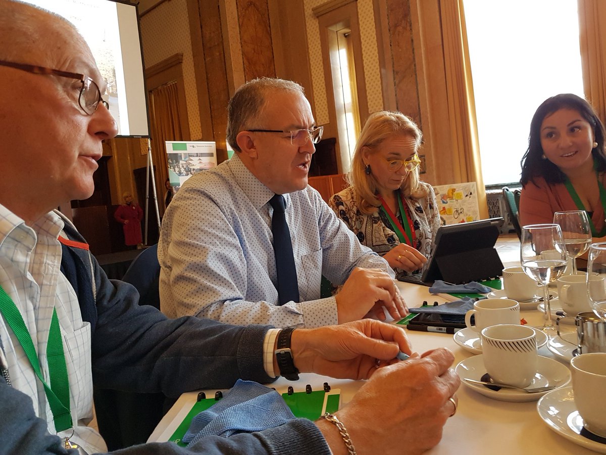 KarinPadmos's tweet photo. Afsluiting Gebiedsconferenties, voor #wijkraden, #gebiedscommissies en #wijkcomites op het Stadhuis Rotterdam - Burgerzaal.
Vanochtend dus als #WijkraadslidLiskwartier en
met alle #Rotterdamse #Wethouders en de #BurgemeesterAboutaleb aan tafel..
Met heerlijke #Vegan lunch. https://t.co/3IitJREAl0