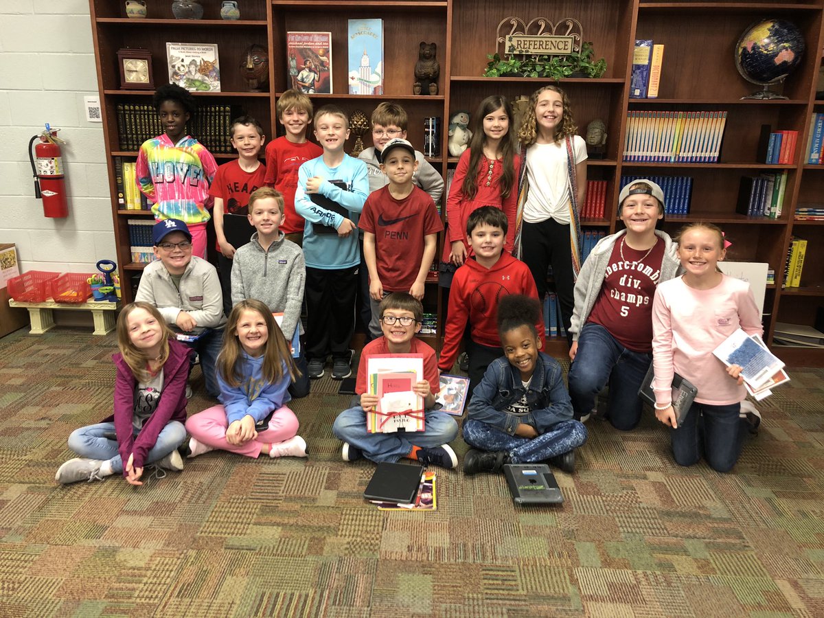 ConwayElementa1's tweet photo. Mrs. Fitzgerald’s 5th grade class &amp; Mrs. Beverly’s library classes are giving back this Valentine’s Day. Both classes wrote special Valentines to Major Bill White, a 104 year old Veteran. Major Bill White is collecting Valentines from around the world this Valentine’s season. https://t.co/6el2B9iWJY
