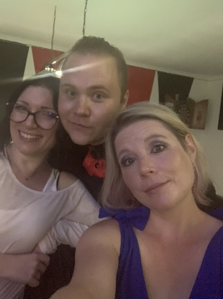 Ell_O_L's tweet photo. We pretty AND fun @MrLibraOfficial @RevengeOfTheMoo https://t.co/bwRfbEqtsG