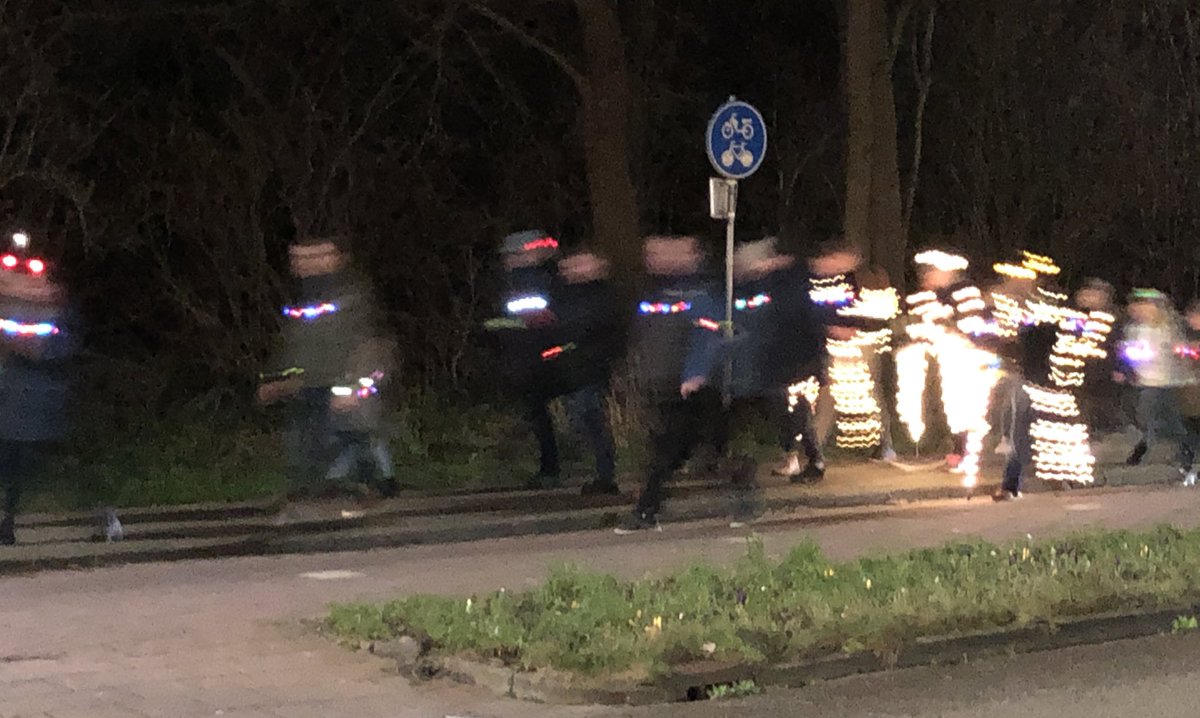 Spectaculair is de #kunst performance van AlexP; lichtshow op het gemeentehuis #Uithoorn na de traditionele lichtjesloop om ‘t Zijdelmeer. #cultuur #200jaarUithoorn