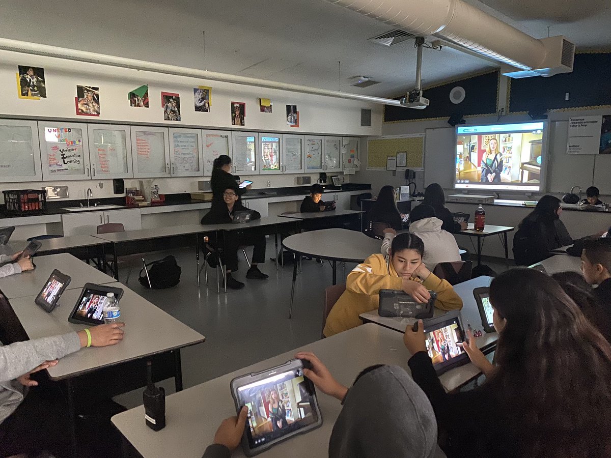 MsGrunewald's tweet image. Using a @CommonSenseEd lesson in  @nearpod today with our #TechTeam to have conversations around mental health, finding balance, and addictive design in tech #fmslearning #dpvils @FischerSaints @AlumRockUnion