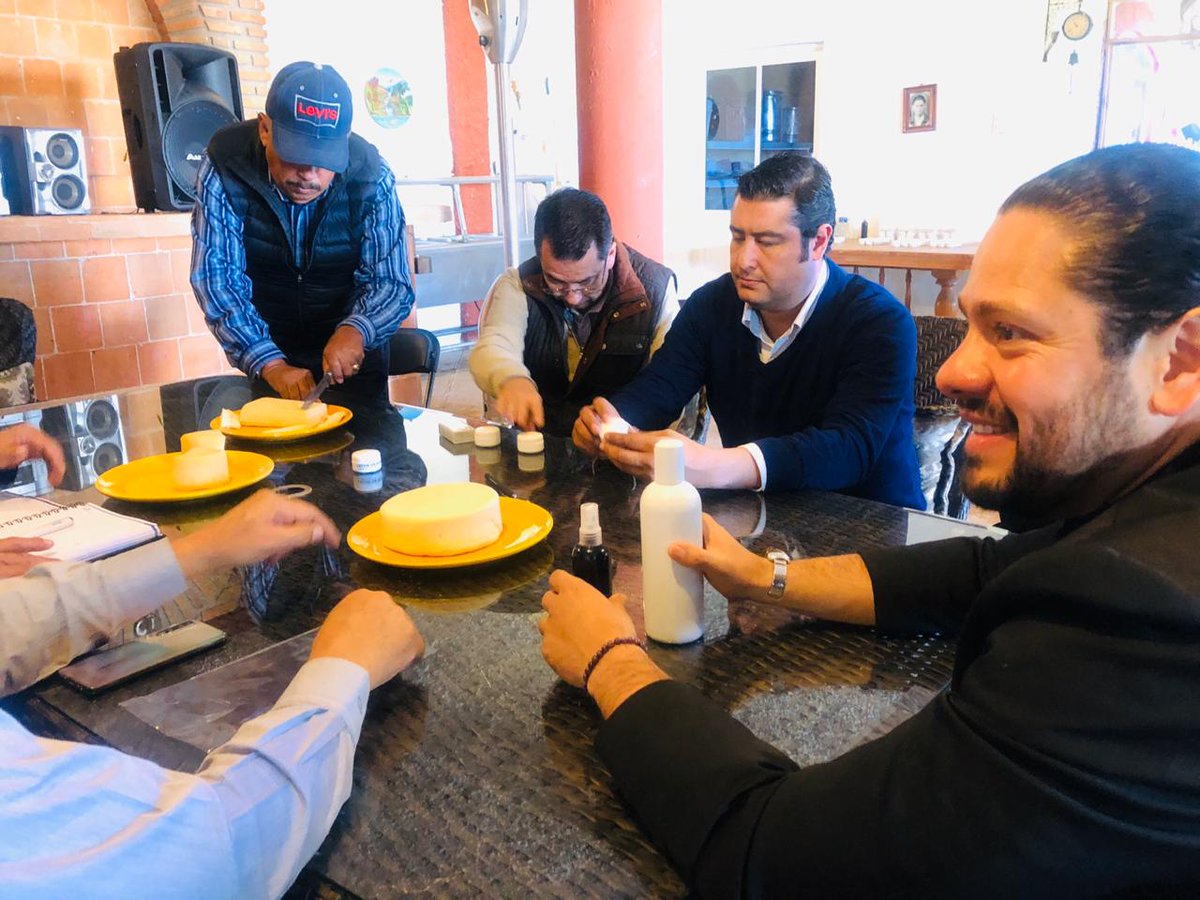 Para impulsar el desarrollo de proyectos con valor agregado, Francisco Gamboa, Subsecretario de Agronegocios y Cliserio del Real, titular del <a href="/sne_zacatecas/">Subsecretaría del Empleo Zacatecas</a>, visitan una unidad productiva pecuaria de lácteos, quesos y cosméticos con base de leche de burra.
#TrabajemosUnidos