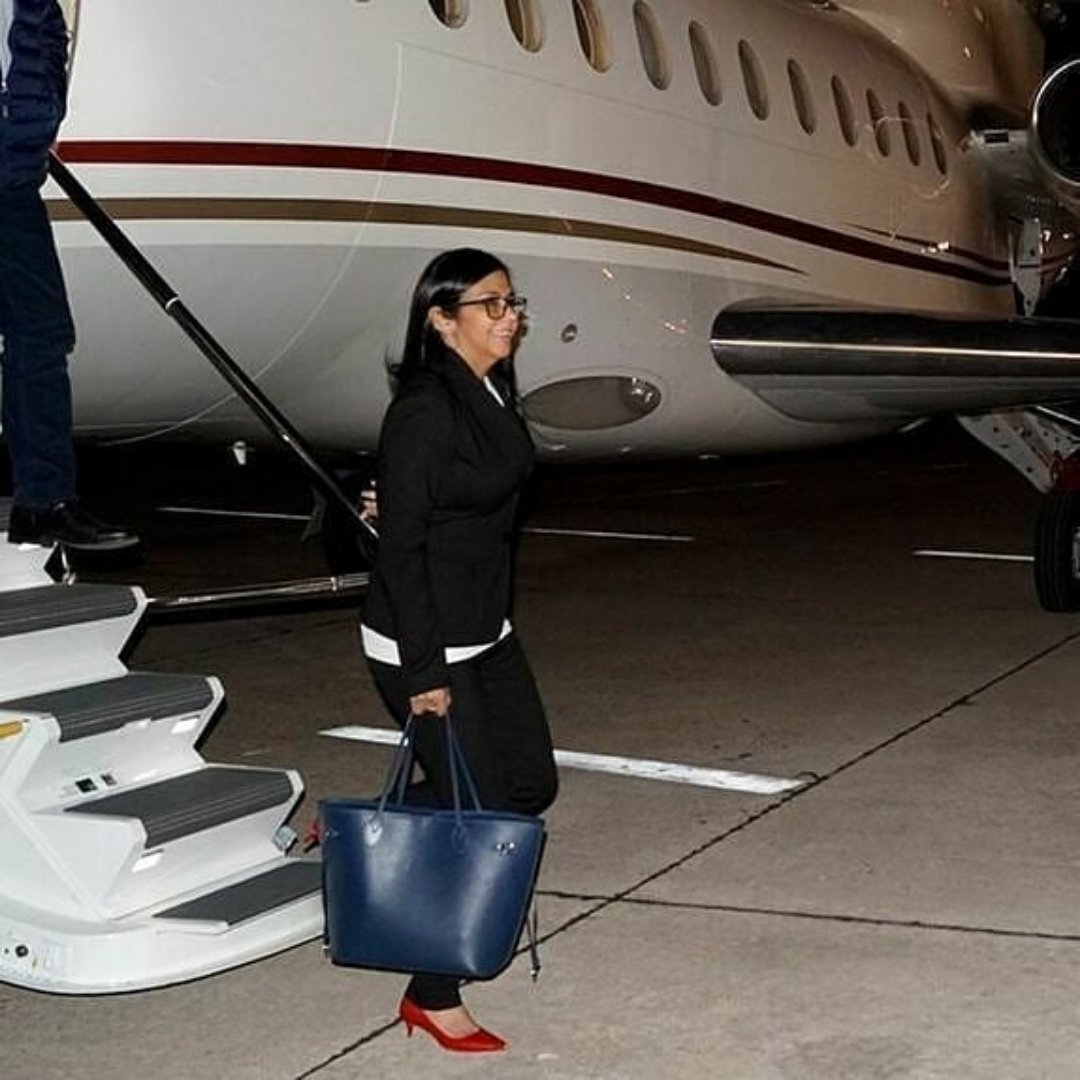 Delcy Rodríguez se encargó personalmente de fugar oro venezolano hacia España?
⠀
La mano derecha de Maduro, Delcy Rodríguez, y sus cinco acompañantes llegaron al aeropuerto de Barajas el pasado 20 de enero con unas 40 maletas en la bodega del avión fletado por Sky Valet.
⠀