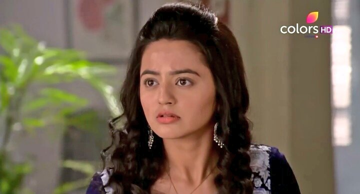 HellyTurkey's tweet photo. Nikhil burda ne yapıyorsun? #BıçakSırtı #Swaragini #Kız #Kardeş #Sisters #Ragini #Swara #HellyShah #Helly #HellyTurkey #Tejasswi #TejasswiPrakash #Teju #Helu #PratapHada #Nikhil https://t.co/i2WE4gArCu