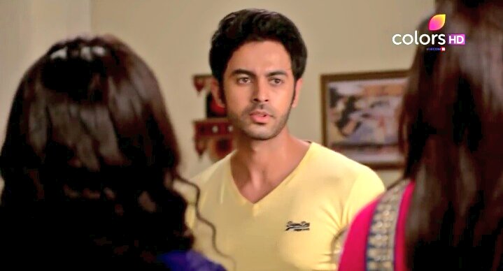 HellyTurkey's tweet photo. Nikhil burda ne yapıyorsun? #BıçakSırtı #Swaragini #Kız #Kardeş #Sisters #Ragini #Swara #HellyShah #Helly #HellyTurkey #Tejasswi #TejasswiPrakash #Teju #Helu #PratapHada #Nikhil https://t.co/i2WE4gArCu