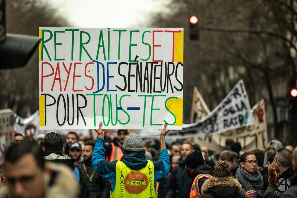 Voltuan's tweet photo. @gerard_larcher #Larcher @gerard_larcher qui s'insurge devant les "torrents de boue" se déversant sur les reseaux sociaux LOL il ne se pose pas la question du comportement de la classe politique méprisant les citoyens en colère dégoûtés par les menteurs nantis vivant aux crochets du peuple !! https://t.co/YbkCh4DtfX