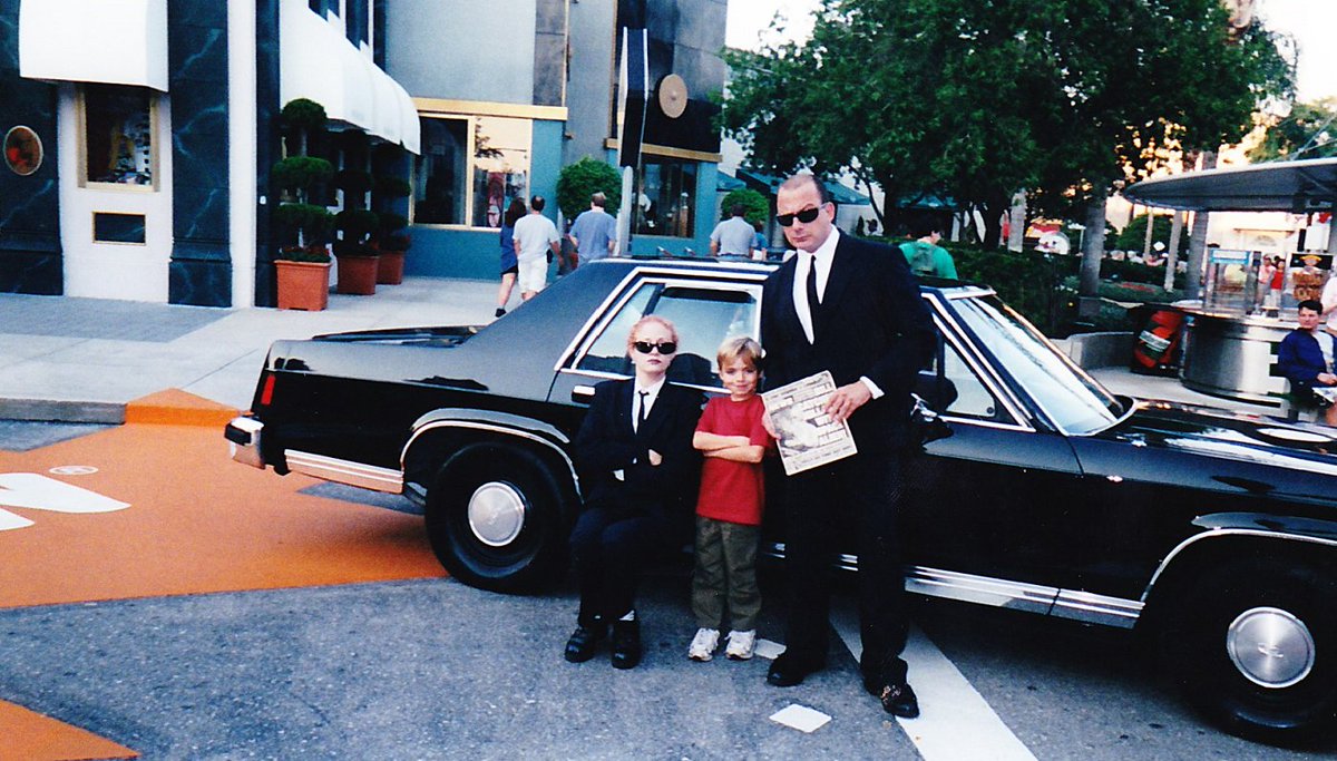 DefunctArchives's tweet image. One of the many vehicle/ character combinations that could be found in the Universal Orlando Resort, guests could meet the Men in Black. This picture was taken somewhere from the late 1990s to mid 2000s. Source: Joseph Glantz
