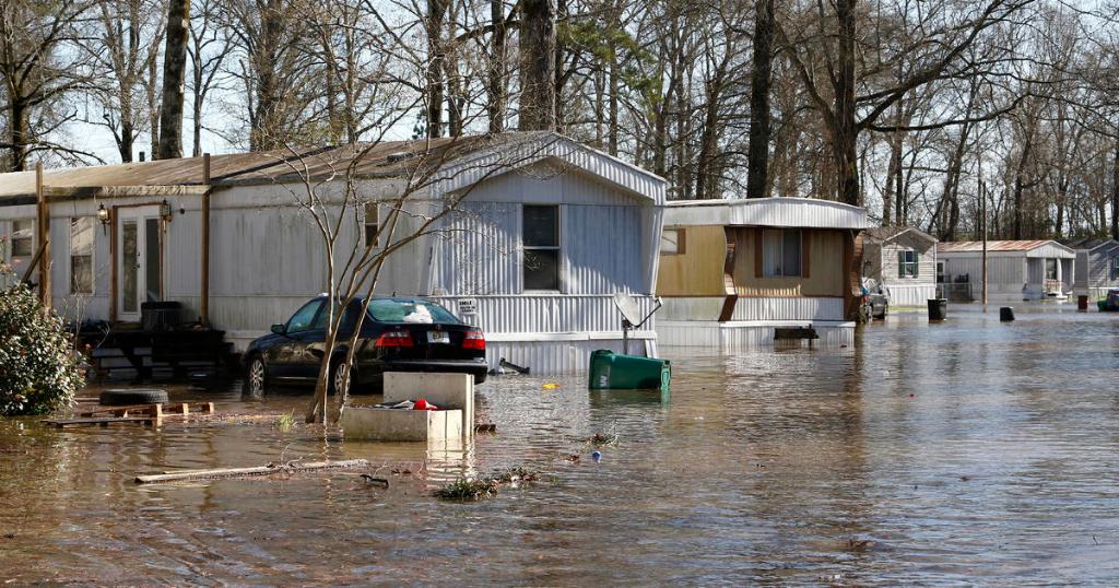 CBSNews's tweet image. Flooding in Jackson, Mississippi, is expected to raise the city&apos;s Pearl River to a record 38 feet — prompting mandatory evacuations cbsn.ws/37poYzH