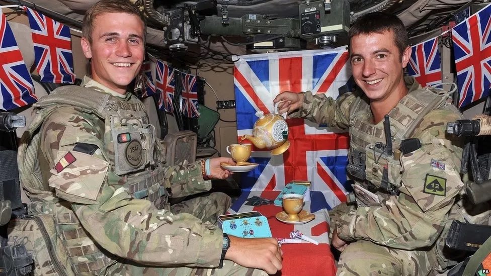 ミルクボーイ いくらイギリスでも戦争中に紅茶を飲む訳がないんやから 本当か Togetter ミルクボーイ いくらイギリスでも戦争中に紅茶を飲む訳がないんやから 本当か Togetter