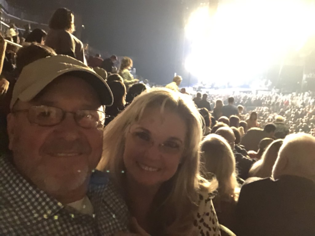 Valentine’s Day waiting on AJ❤️  
#alanjackson #statefarmarena