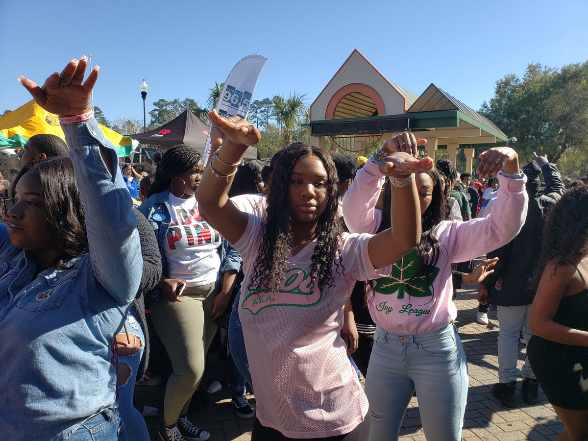 FAMU_1887's tweet photo. We 👀 you ladies. #SetFriday https://t.co/6HA9v74iij