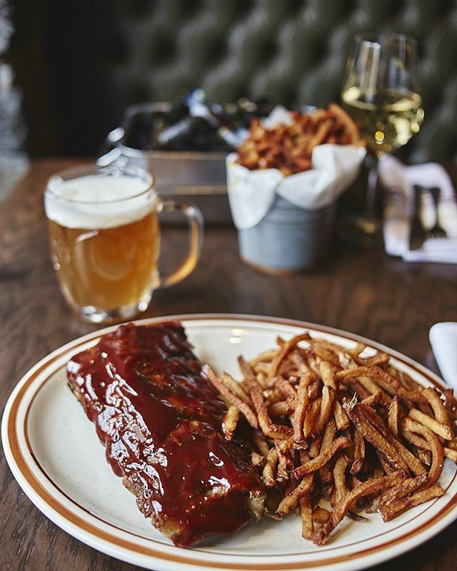 Have you tried our slowly cooked baby back ribs, brushed with our homemade Jack Daniel's BBQ sauce? 🤤
-
Avez-vous essayé nos côtes levées cuites lentement au four, nappées de sauce BBQ au Jack Daniel's ? 🤤
.
.
.
.
.
.
.
.
.
#tavernegaspar #gastropub … ift.tt/322uo2w