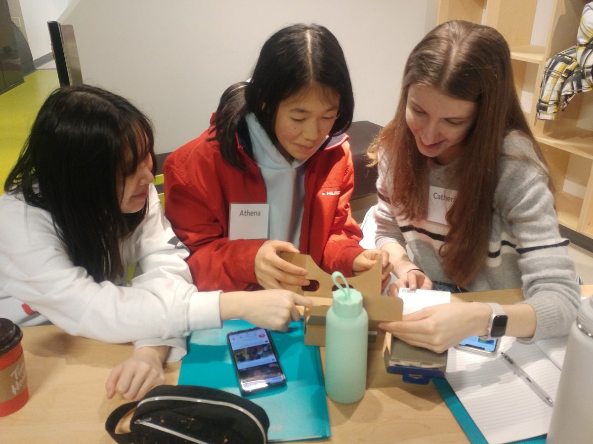 scienceworldca's tweet photo. The #FutureScienceLeaders were introduced to the world of Virtual Reality (VR) this week! They built their own VR headsets and explored different experiences. Then they learned a bit about how VR works, and how it can be applied in the modern world. VR-y cool! 😎 #swTeen https://t.co/3Pblcj3QM1