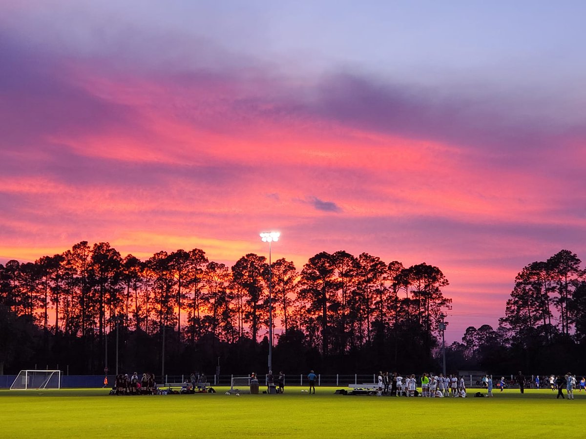 untdsoccer_ccsc's tweet photo. On some evenings the sunsets from our fields are truly spectacular... what a gorgeous way to watch a game! #yoursoccerfamily #flemingisland #ccscpride https://t.co/ShABUylBO3